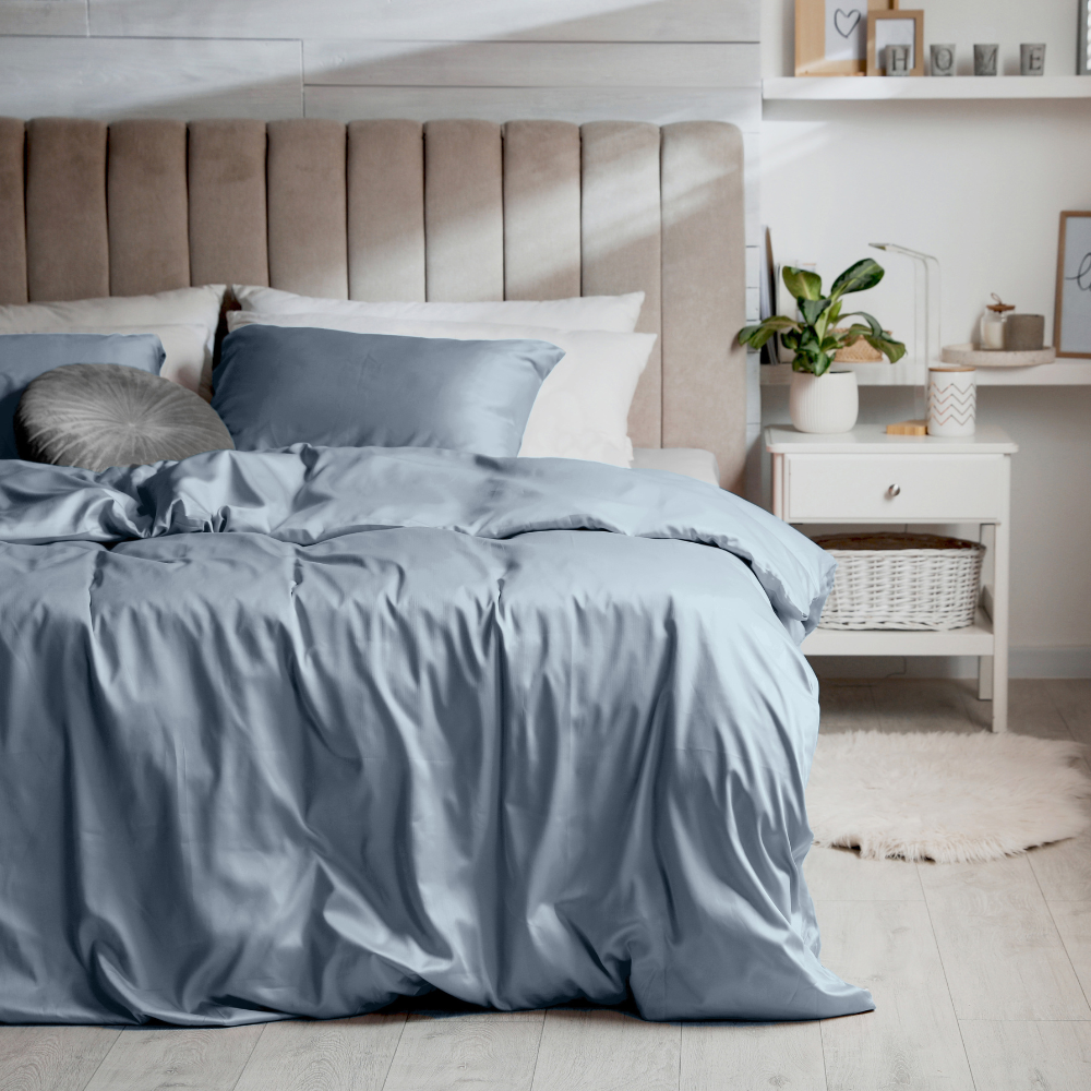 Housse de couette et taies d'oreiller en satin 100 % coton bleu horizontal