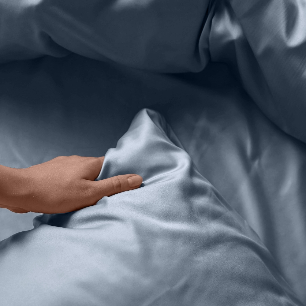 Funda nórdica con fundas de almohada en satén de algodón 100% azul horizontal
