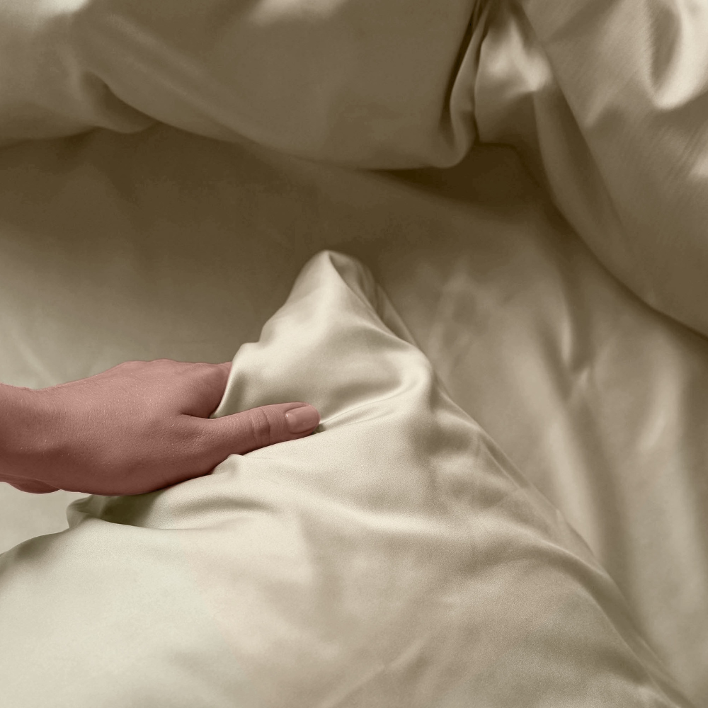 Cremebeiger Bettbezug aus 100 % Baumwollsatin mit Kissenbezügen
