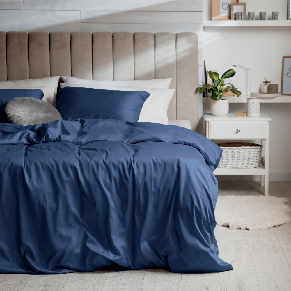 Bettbezug aus 100 % ultramarinblauem Baumwollsatin mit Kissenbezügen