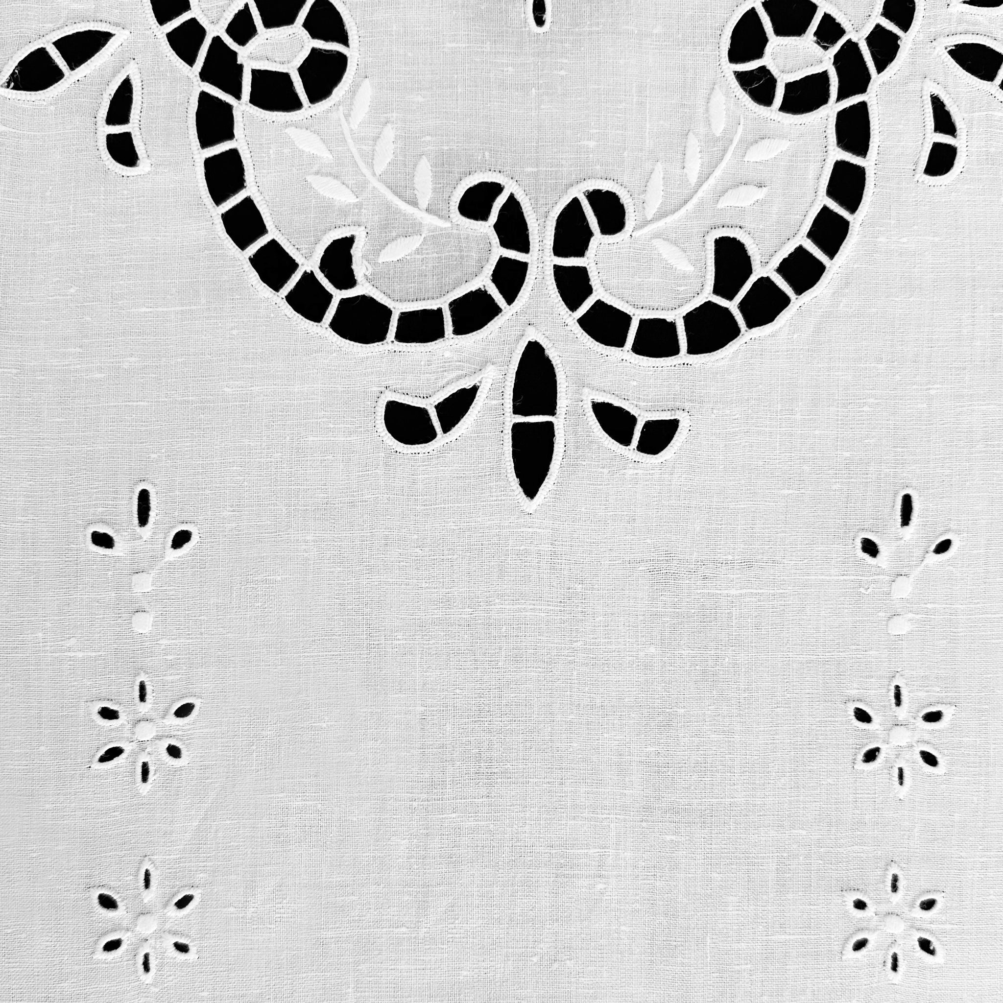 Hand-embroidered curtain in linen blend Made in Italy Doria variant