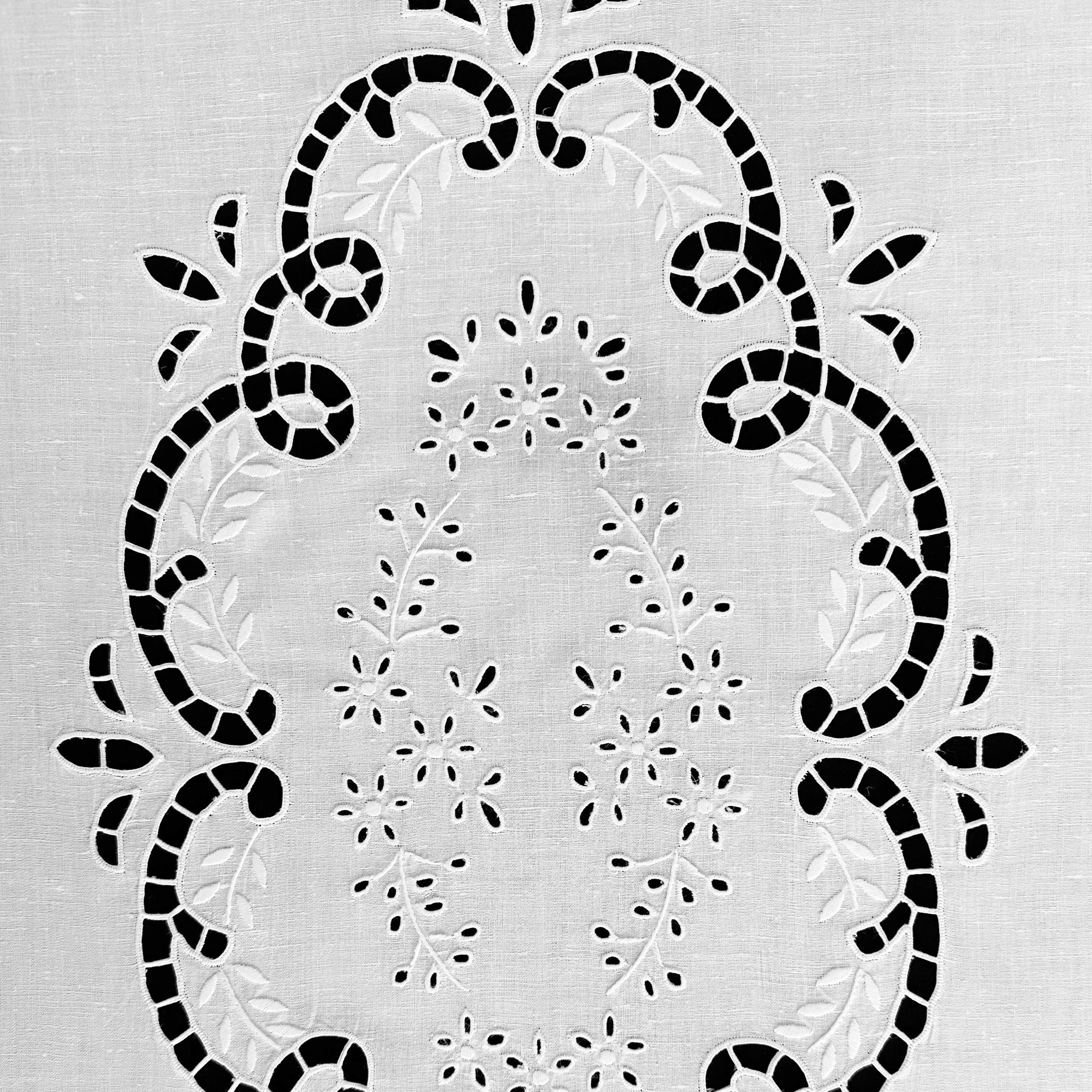 Paar handbestickte Vorhänge aus Leinenmischung, hergestellt in Italien, Variante Doria