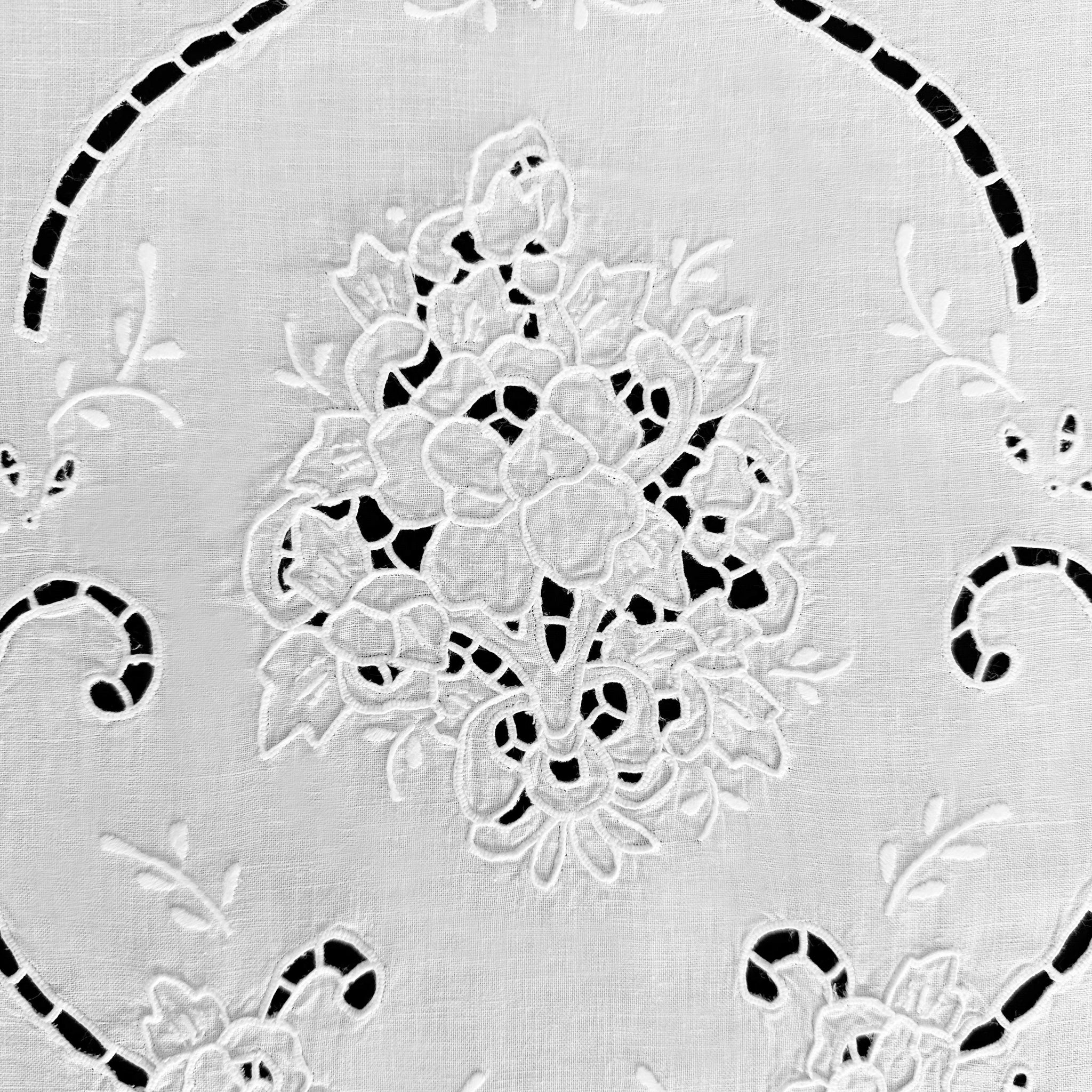 Paar handbestickte Vorhänge aus Leinenmischung, hergestellt in Italien, Marie-Claire-Variante