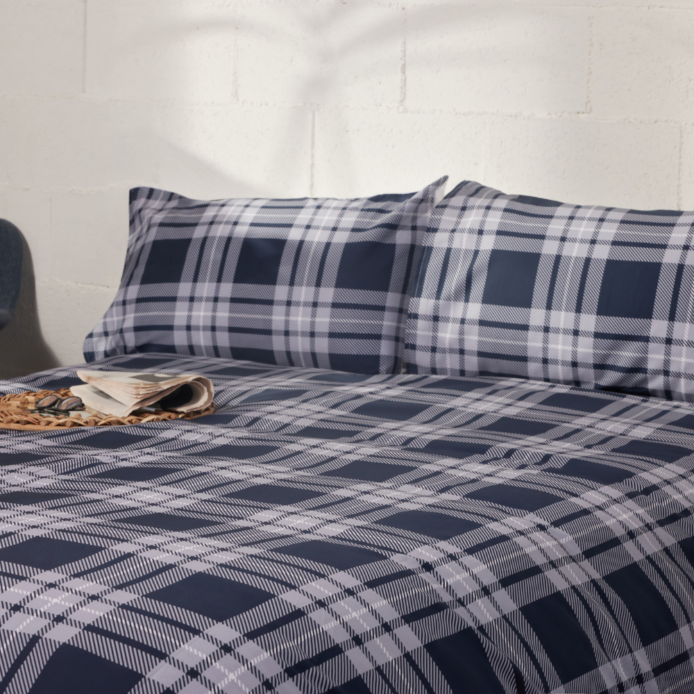 Bettbezug und Kissenbezüge aus 100 % Satin in Newport-Blau mit Schottenmuster