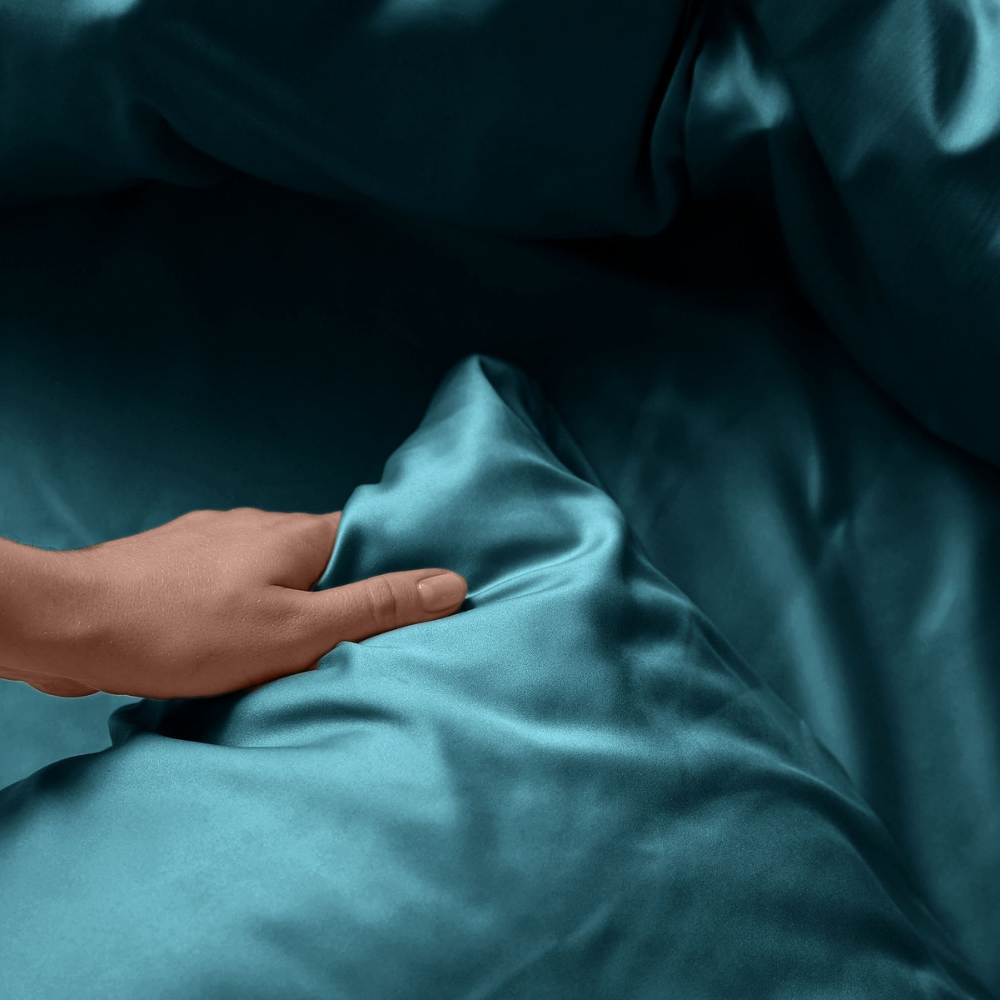 Duvet cover in 100% teal cotton satin with pillowcases