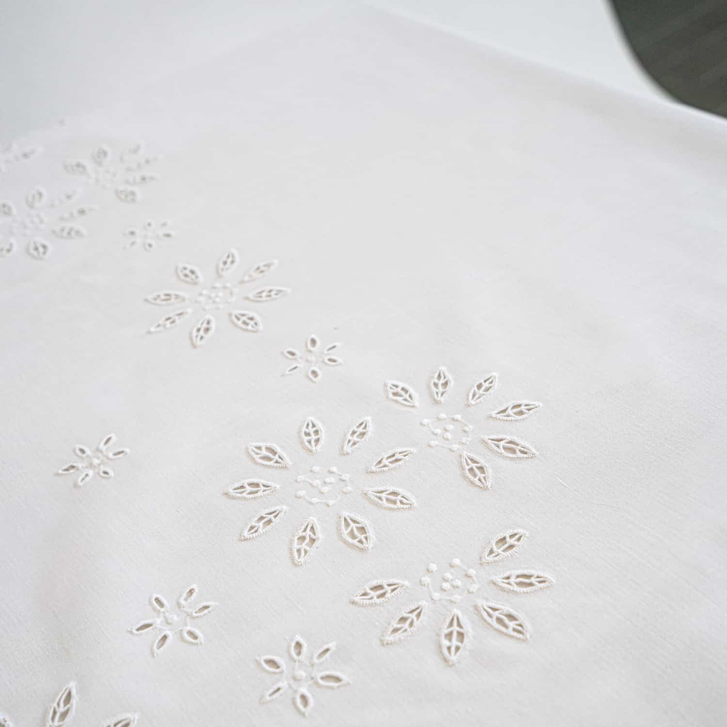 Nappe organza brodée main 12 places Spectaculaire !! nappe avec