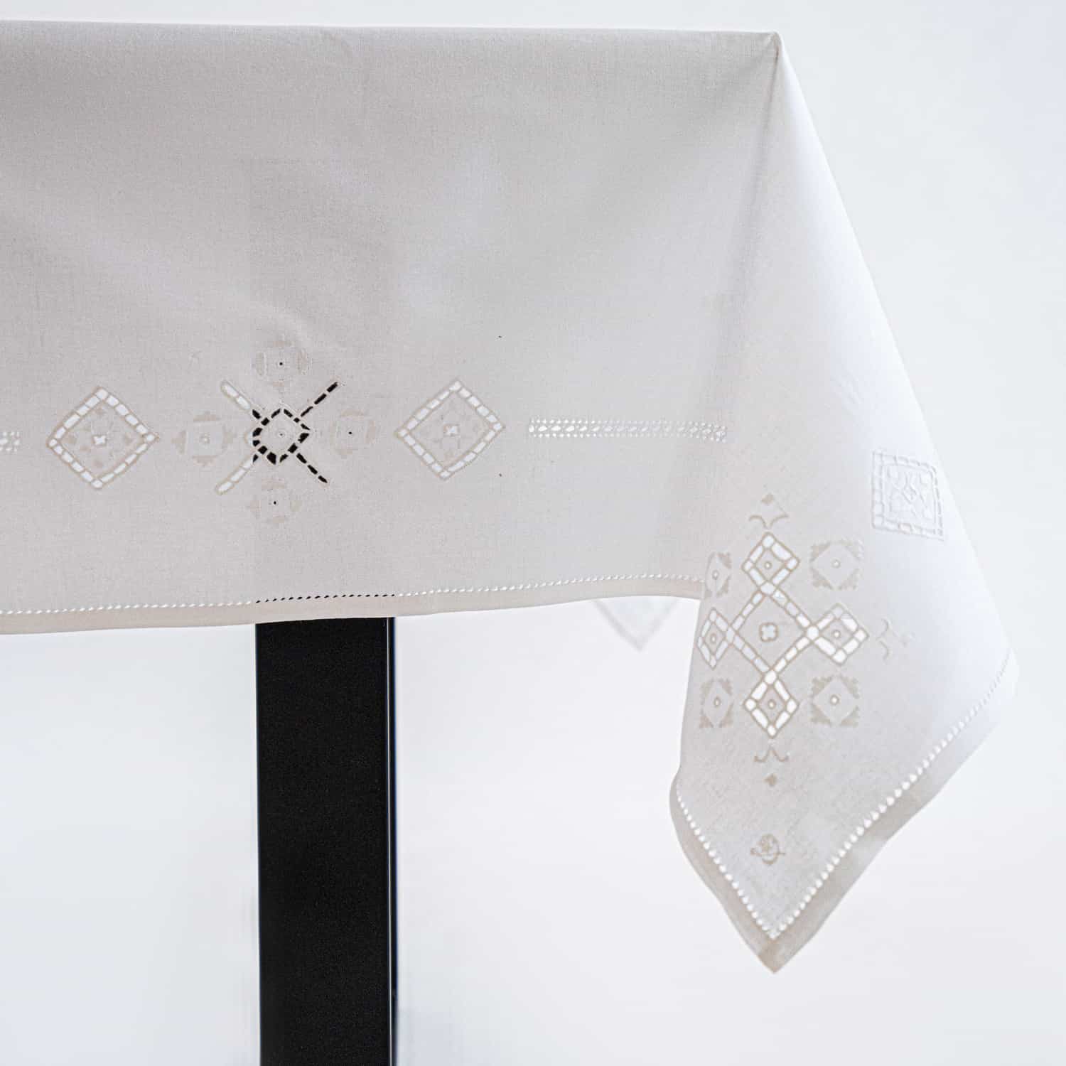 Serviettes en pur lin avec dentelle et broderie à la main Serviettes en pur lin avec dentelle et broderie à la main