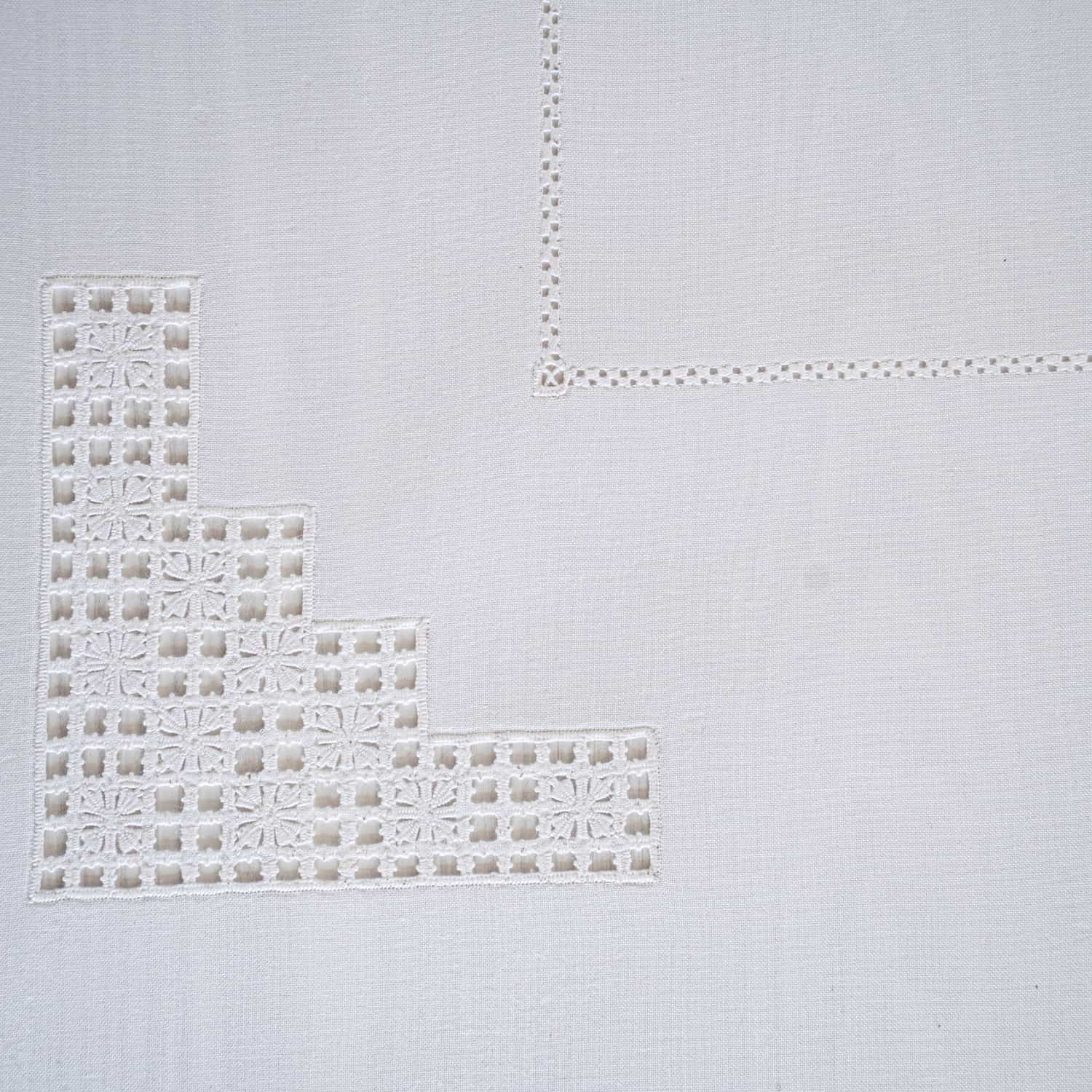 Daaxing Tovaglia con pizzo, piccola tovaglia floreale ricamata, elegante tovaglia per il tè pomeridiano, lavabile e riutilizzabile, 40 x 85 cm