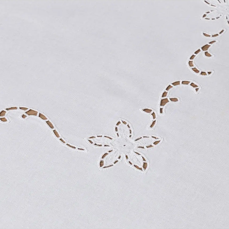 Hand embroidered centerpiece in pure linen Made in Italy variant Nicola