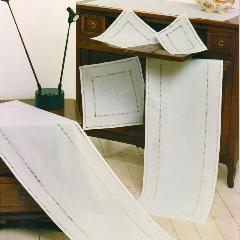 Paar handbestickte Tablettbezüge aus reiner Baumwolle, hergestellt in Italien, Variante Gigliuccio, 25 x 40 cm