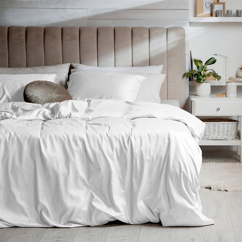 Bettbezug mit Kissenbezügen aus weißem Baumwollsatin