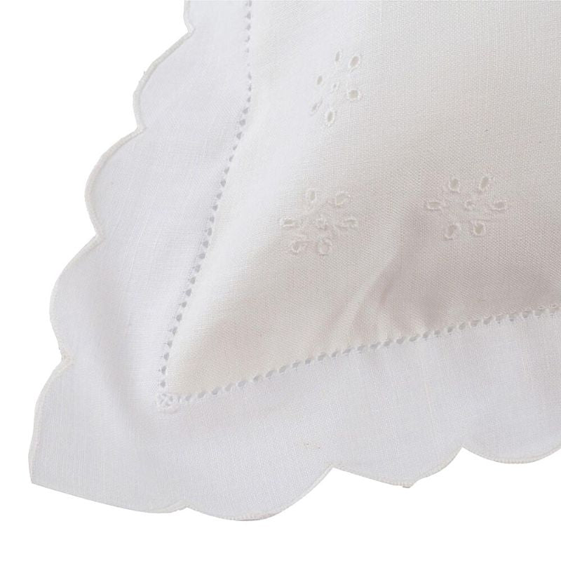 Copri cuscino ricamato a mano in morbidissimo Cotone misto Lino che donerà un aspetto più curato e raffinato alle vostre stanze. Ideali per essere posizionati sul divano o sulle poltrone in salotto. Perfetti anche in camera da letto in abbinamento alle nostre lenzuola e copripiumini ricamati a mano. 