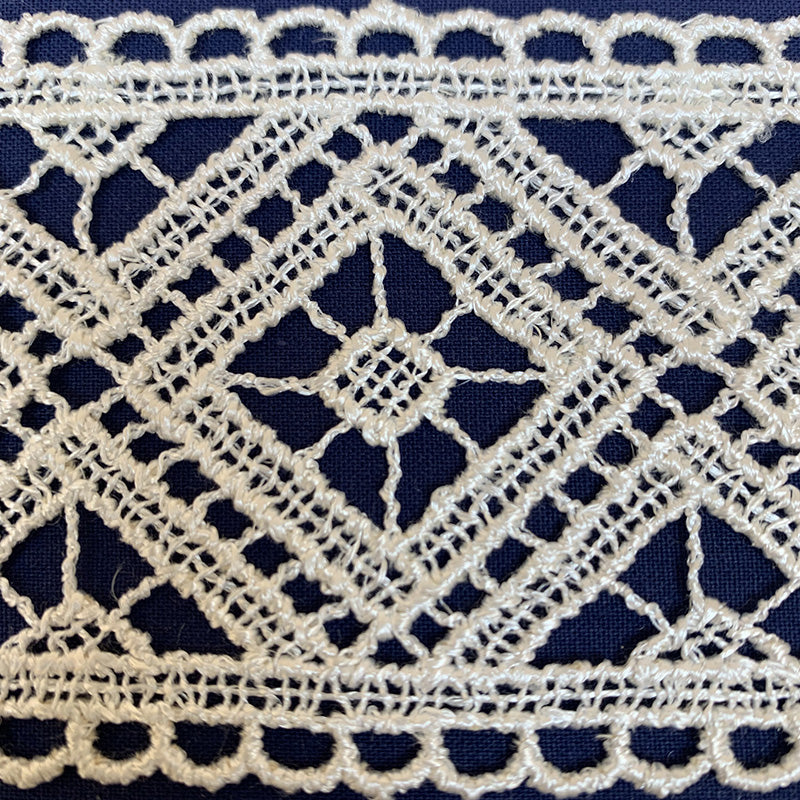 Macramé lace 1660 of 7 cm