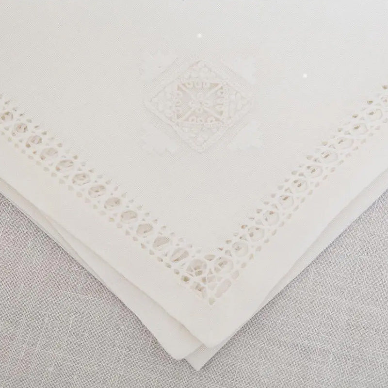Tablecloth + 18 hand-embroidered napkins in Made in Italy Linen, Donatello variant