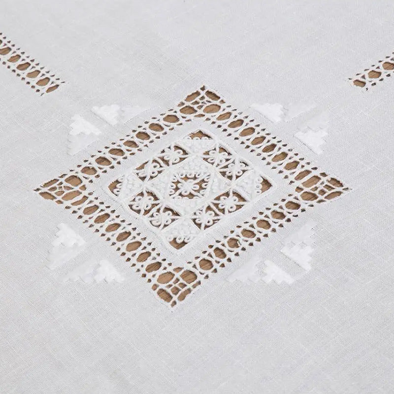 Tablecloth + 18 hand-embroidered napkins in Made in Italy Linen, Donatello variant