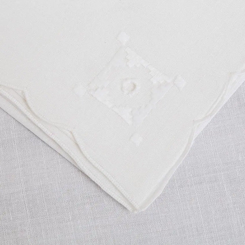 Mantel + 8 servilletas bordadas a mano en mezcla de lino Made in Italy, variante Punto Antico Italiano, 150x225 cm